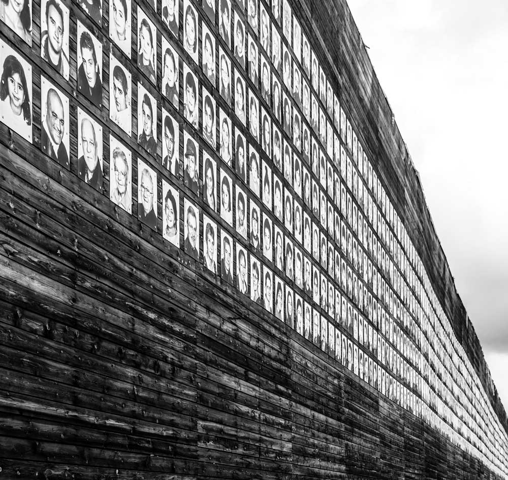 Wand der 1000 Gesichter. Im Rahmen einer Kunstaktion im Rheinpark Duisburg sind hier rund 1400 Duisburger BürgerInnen unterschiedlichen Alters und Geschlechts, unterschiedlicher Herkunft, Religion und Bildung an der Außenwand einer Fabrik portraitiert. Foto: kwasibanane