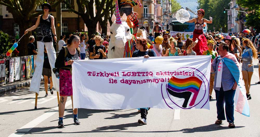 »Du bist schwul? Aber du bist doch ein Ausländer, oder!?«. Türkische LGBT beim CSD in Freiburg. Foto: kwasibanane