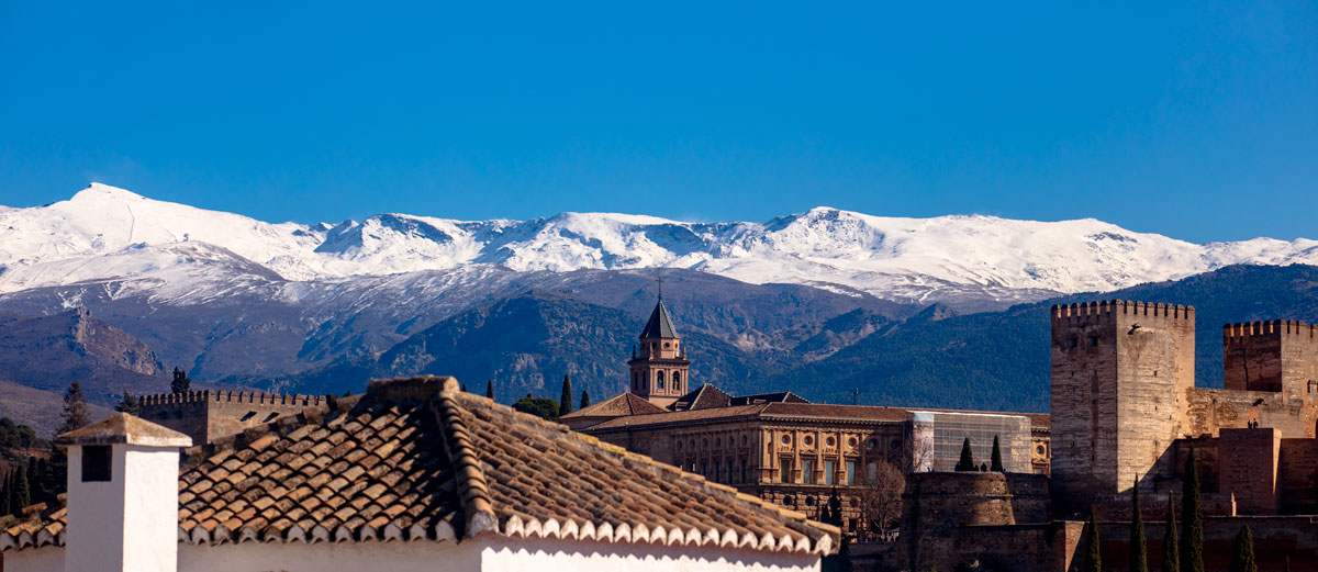 »Blick von Albaicín auf Alhambra und Sierra Nevada. Foto: kwasibanane