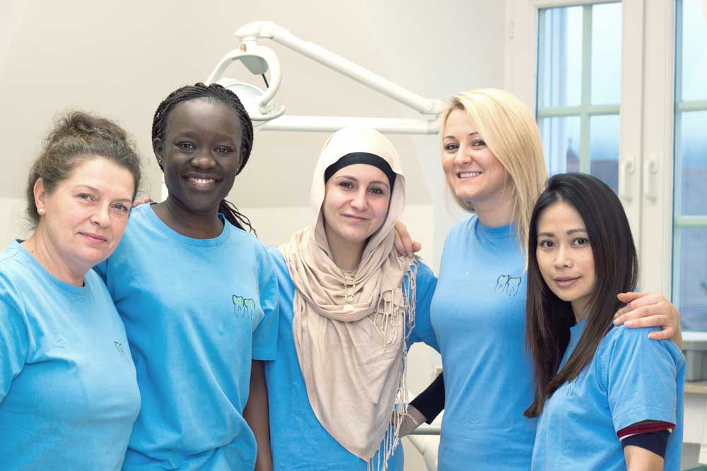 Ein interkulturelles Team in der Praxis von Mall/Mancino: Thiwa Glöckner, Eda Seiti, Beata German, Filiz Sevil und Eunice Omondi. Foto: Susanti Dewi